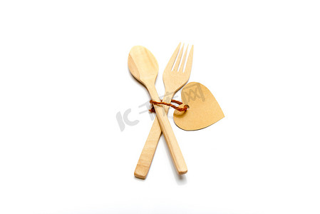 带心形标签的勺子和叉子木头