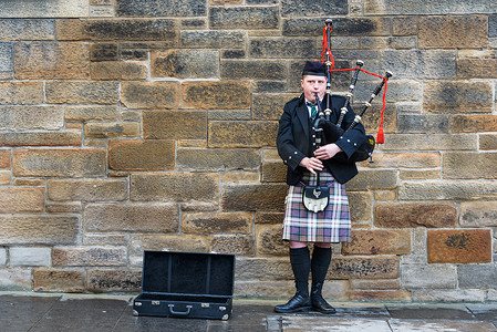 苏格兰爱丁堡吹风笛的男子