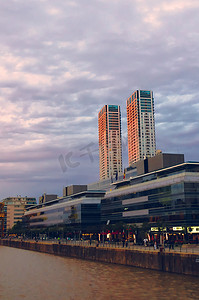 阿根廷布宜诺斯艾利斯市马德罗港的两座办公楼沐浴在阳光下。