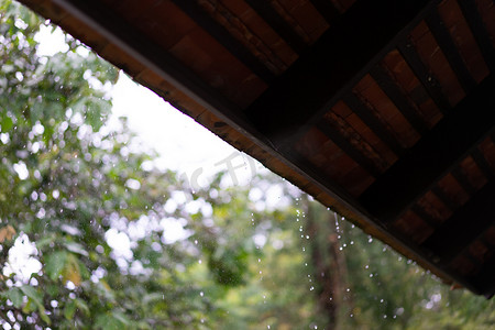 散景背景下从屋顶落下的雨滴