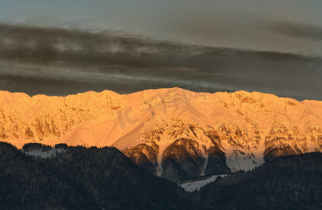 初升的太阳照亮的山脉。