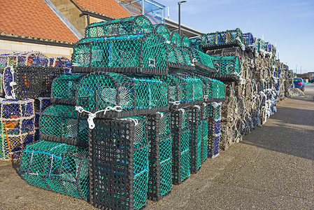 蓝色小龙虾摄影照片_龙虾罐堆积在港口码头