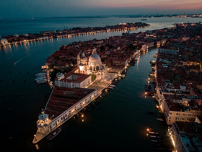 大运河和圣玛丽亚德拉礼炮大教堂，威尼斯，意大利