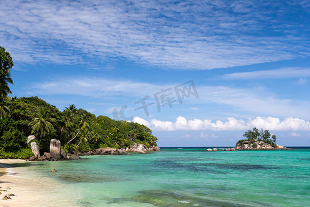 美丽的小岛摄影照片_美丽的海滩，附近有一个小岛，塞舌尔