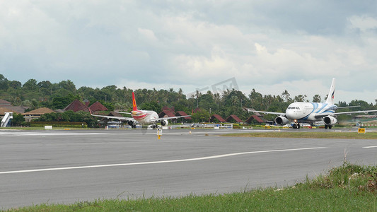 泰国苏梅岛 — 2019 年 6 月 23 日：白色飞机在异国情调的旅游胜地曼谷航空公司机场跑道上飞行和降落。