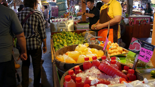 泰国曼谷-2019 年 7 月 13 日：Lat Mayom khlong 河运河传统经典水上市场。