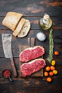 生牛肉牛排汉堡配料配大理石肉，放在旧木桌上，俯视