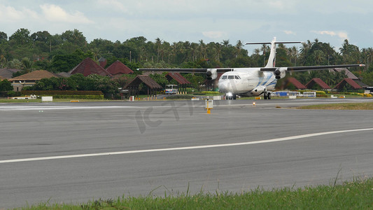 航空公司求职简历摄影照片_泰国苏梅岛 — 2019 年 6 月 23 日：白色飞机在异国情调的旅游胜地曼谷航空公司机场跑道上飞行和降落。