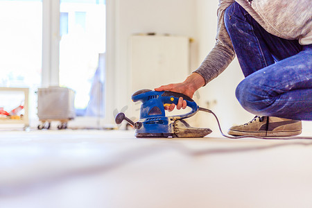 在家装修：用于翻新和打磨镶木地板的打磨工具