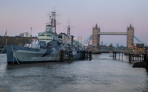 HMS 贝尔法斯特是为皇家海军建造的城镇级轻型巡洋舰。
