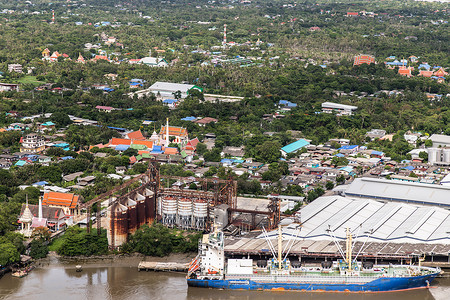 Bang kachao 绿色森林区鸟瞰图，俯瞰湄南河上的泰国寺庙、炼油厂和货船。