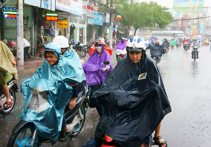 越南人，雨中的胡志明市