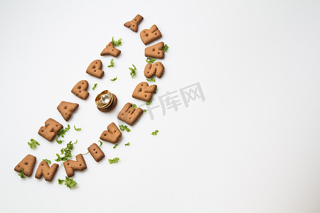 《周年庆-饼干、树叶和钻戒III》