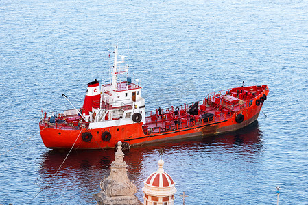 红船摄影照片_红船整洁的马耳他海岸