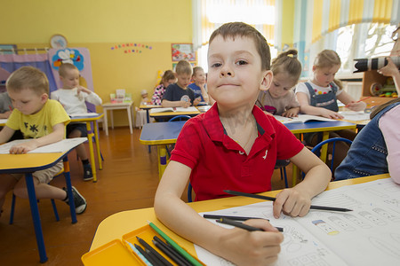 白俄罗斯，戈梅利市，2019 年 4 月 25 日。幼儿园开放日。男孩在教室里画画。