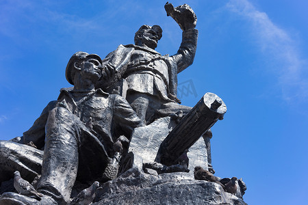 蓝天映衬下的红军纪念碑。