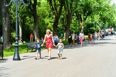 2020 年，人们在罗马尼亚布加勒斯特的 Mogosoaia 公园和花园的小巷里散步、放松和玩乐。