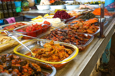 雅尔塔市场的产品，柜台上出售的蔬菜泡菜。