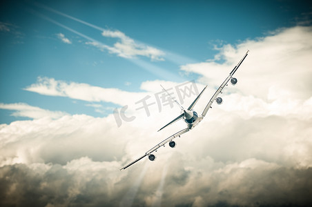 天猫促销广告设计摄影照片_白色飞机在蓝蓝的天空中飞过云层。