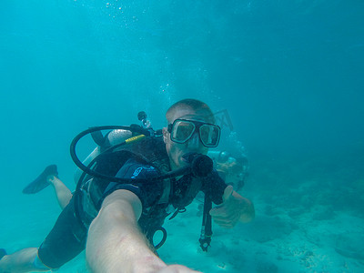 澳大利亚大堡礁 — 2015 年 10 月 13 日：潜水男游客竖起大拇指表示一切都很好