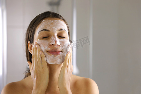 护肤女人洗脸泡沫洗面皂擦洗皮肤。