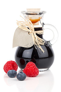 水果标签摄影照片_一瓶利口酒，上面有新鲜水果和心形标签，在 w 上被隔离