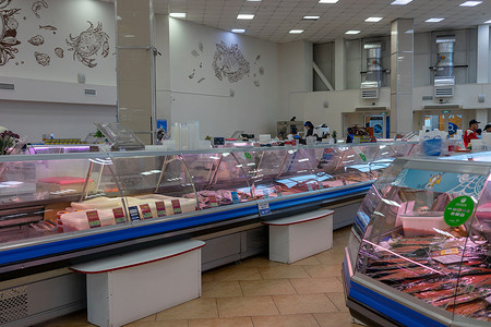有店面和产品的鱼市场场所。
