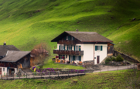 瑞士阿尔卑斯山的乡村山谷景观与瑞士采尔马特市的传统瑞士房屋。