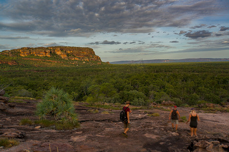 从卡卡杜国家公园乌比尔的纳达布观景台走下来的游客 — 澳大利亚北部地区