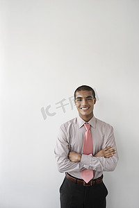 站立的男子摄影照片_办公室肖像中靠墙站立的商人