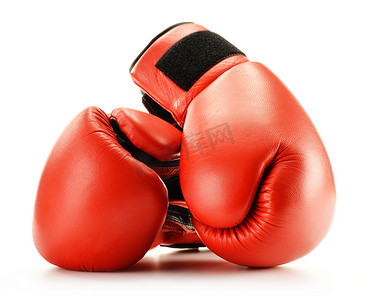 拳击摄影照片_一对红色皮革拳击手套，隔离在白色