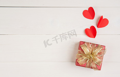 木桌背景上的礼盒和心形纸，爱情和浪漫，在庆祝活动和周年纪念日上展示，桌上有惊喜，生日快乐，捐赠和慈善，情人节概念。
