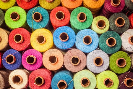针线活摄影照片_裁缝织物中的线：彩色棉线，鸟瞰图