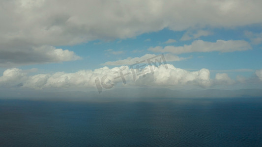 海景、蓝色海、天空与云彩和海岛