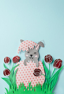 复活节的 DIY 纸卡。体积贺卡或邀请函与兔子在大装饰鸡蛋包围在天堂背景上的郁金香。3D 剪纸。礼品创意，装饰。复制空间。