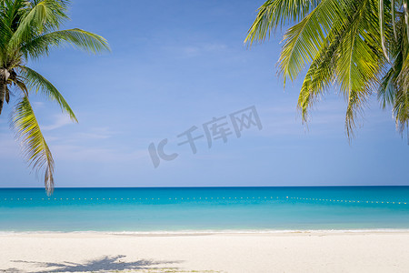 夏季热带自然清洁海滩和白色沙滩，阳光蓝天背景。