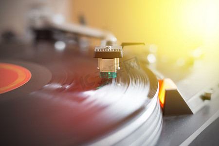 播放复古音乐：专业的可转动音频黑胶唱片音乐播放器。