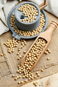 木勺和小石磨中的大豆