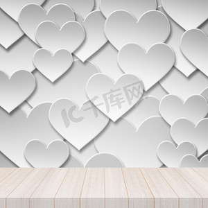 透视白色木桌面与纸情人节爱心符号背景。