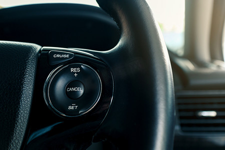 现代汽车方向盘上的巡航控制或速度控制系统
