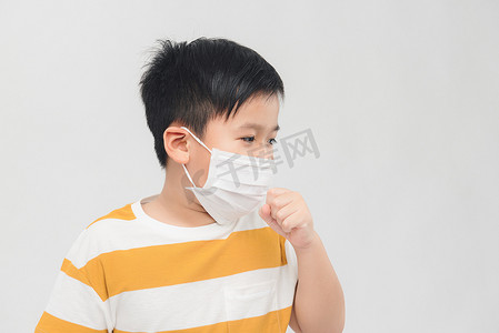 白色背景下，男孩俯身戴着医用面具咳嗽