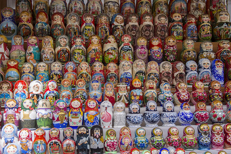 莫斯科，2018 年 6 月 8 日。中央市场。市场上五颜六色的俄罗斯娃娃的背景。展会上的俄罗斯传统套娃纪念品