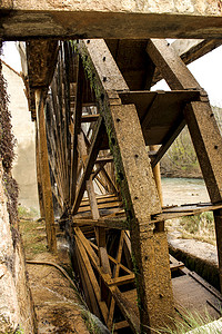 古老的木制水车和卡布里埃尔河穿过西班牙阿尔巴塞特的卡萨德尔里奥村。