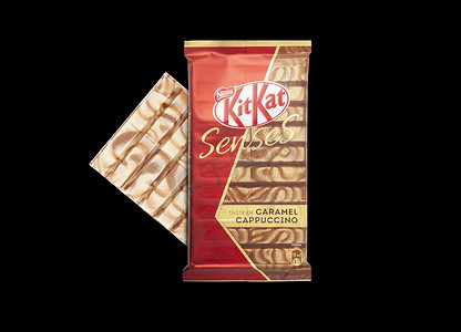 鸽子雀巢摄影照片_雀巢 KitKat 巧克力棒，饼干，碎