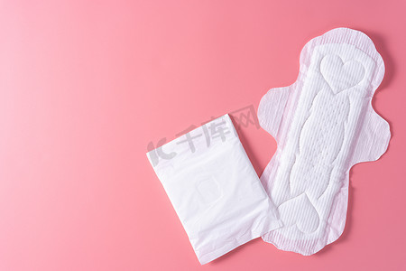 打扫卫生的摄影照片_卫生巾，粉红色背景的卫生巾。