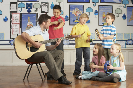 男教师弹吉他与学生在 C 中上音乐课