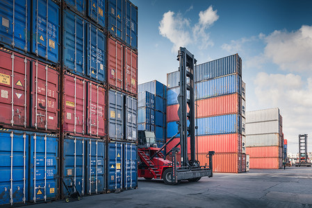 货物叉车摄影照片_海港集装箱货船进出口、集装箱物流业货物运输。