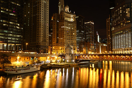 夜晚的芝加哥河畔
