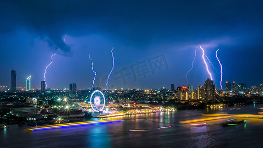雷暴闪电袭击了泰国曼谷商业建筑区的乌云密布的天空。