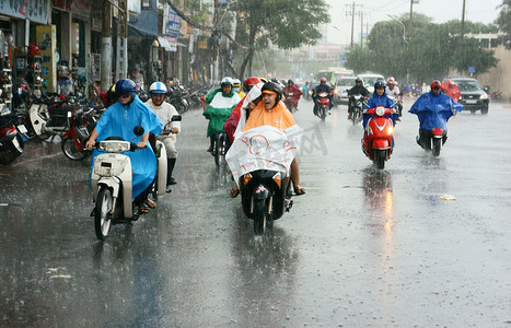 雨中街道摄影照片_越南人，雨中的胡志明市
